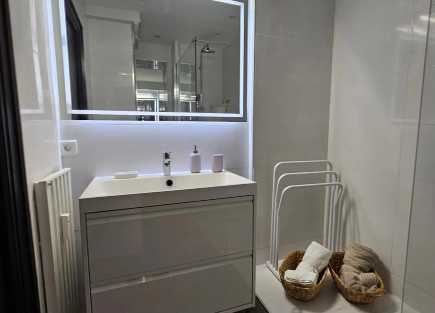 Apartment 2 Pieces Lumineux, Proche Plage, Parking, Clim, Hippodrome Cagnes-sur-Mer