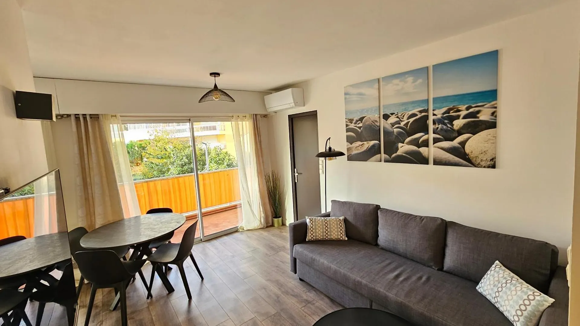 2 Pieces Lumineux, Proche Plage, Parking, Clim, Hippodrome Cagnes-sur-Mer 0*,  France